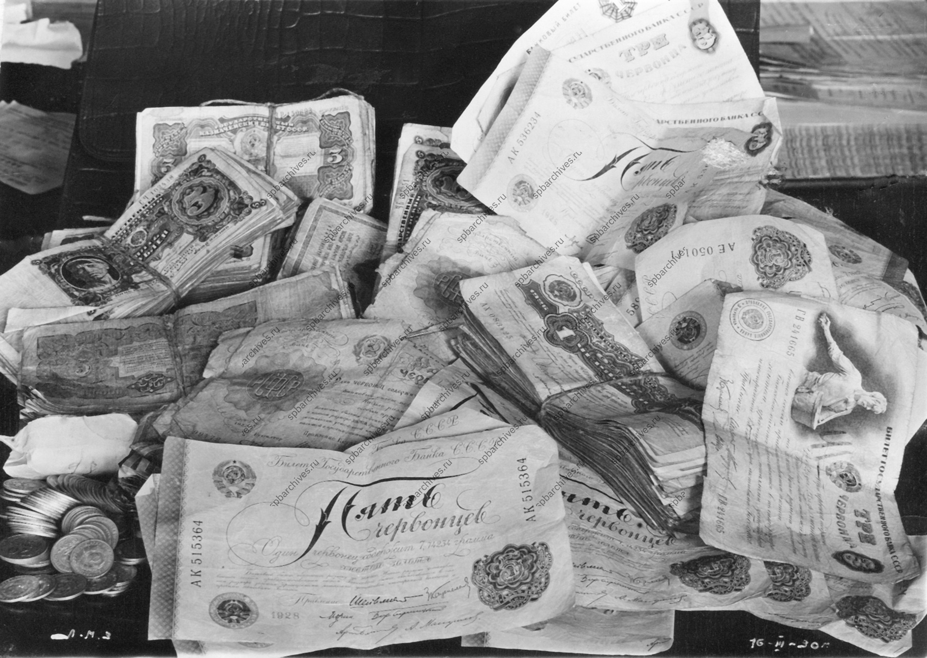 Деньги, выпущенные в конце 1920-х годов.<br />
Место съёмки: не установлено.<br />
Дата съёмки: [16 марта 1930 г.].<br />
Автор съёмки: не установлен.<br />
<em>ЦГАКФФД СПб. Гр84375.</em>