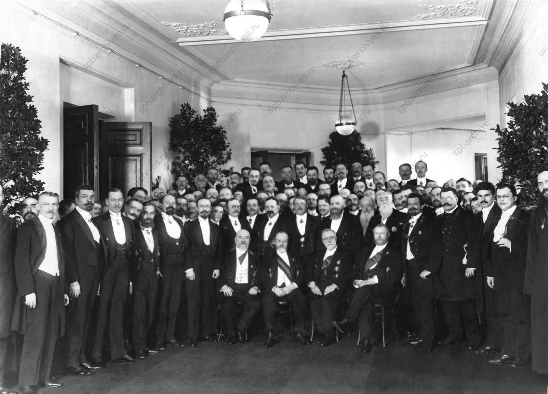 Группа участников празднования 50-летнего юбилея департамента окладных сборов.<br />
Санкт-Петербург. 1913 г.<br />
Фотография ателье Буллы.<br />
<em>ЦГАКФФД СПб. Е 13461.</em>